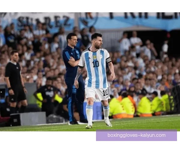 斯卡洛尼足球哲学值得关注，展现出稳健的战术思想与团队协作能力。